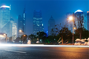 Nightly Stroll in Shanghai： Romantic Impressions Under the Lights